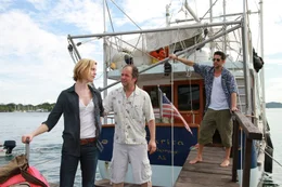Michael und Christian versuchen Johanna vom Verkauf des Expeditionsschiff  abzuhalten. (v. li. n. re. Julia Stinshoff, Marek Erhardt, Oliver Bootz).