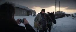 Samet (Deniz Celiloğlu) macht ein Foto von einem bewaffneten Mann mit Pferd.