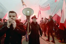 Antek (mit Hut) w&auml;chst in einem tief religi&ouml;sen und rechtsradikalen Umfeld in Polen auf: Er ist in einer Bruderschaft aktiv, die gegen Gay Pride und Islamisierung betet und demonstriert und im Wald Survivalcamps durchf&uuml;hrt.