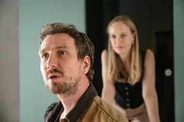 Jule (Friederike Kempter) bittet Georg Sommer (Jan Krauter) herein und bietet ihm ein Getr&auml;nk an. Dabei kommen die beiden &uuml;ber ein Gem&auml;lde ins Gespr&auml;ch.