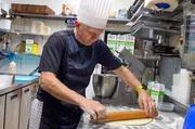 K&uuml;chenchef Julien Domin bereitet die klassische Camembert-Tarte zu.