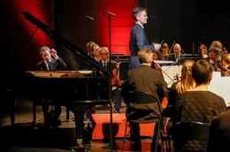 Jakob Lehmann (Mi.) dirigiert das Orchester Les Si&egrave;cles, das daf&uuml;r bekannt ist, jede Musik auf den Instrumenten ihrer Entstehungszeit zu spielen.