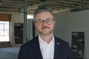 Architekt und Visionär Michal Stys hatte die Idee für den Umbau des heutigen Kreativ- und Kulturkomplexes OFF Piotrkowska. Architekt und Visionär Michal Stys hatte die Idee für den Umbau des heutigen Kreativ- und Kulturkomplexes OFF Piotrkowska.