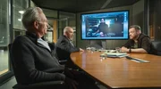 Lagebesprechung im Pr&auml;sidium: Kommissar Max Ballauf (Klaus J. Behrendt, l), Freddy Schenk (Dietmar B&auml;r, M) und Norbert J&uuml;tte (Roland Riebeling) schauen sich Moritz Zechmanns Werbevideo f&uuml;r seine &Uuml;berlebenstrainings an.