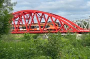 Mit der Bahn unterwegs: die Brücke über den Emajõgi ("Mutterfluss"), den wichtigsten Wasserweg Estlands Mit der Bahn unterwegs: die Brücke über den Emajõgi ("Mutterfluss"), den wichtigsten Wasserweg Estlands