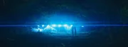 Andi Knuppe (Milan Peschel) steht im Wald vor einem grellen Lichtphänomen. Für ihn beginnt hier das rätselhafte Ufo-Erlebnis. Andi Knuppe (Milan Peschel) steht im Wald vor einem grellen Lichtphänomen. Für ihn beginnt hier das rätselhafte Ufo-Erlebnis.
