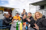 Fernsehköchin Zora Klipp zeigt Sven Martinek, Matthias Steiner, Regina Halmich, Jochen Schropp und Bettina Tietjen, wie man richtig Krabben pult. Fernsehköchin Zora Klipp zeigt Sven Martinek, Matthias Steiner, Regina Halmich, Jochen Schropp und Bettina Tietjen, wie man richtig Krabben pult.