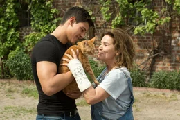 Vincent (Emilio Sakraya) hat f&uuml;r seine Oma Lilo (Hannelore Elsner) eine &Uuml;berraschung mitgebracht.