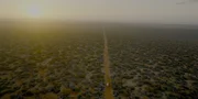 Die Westküste Australiens ist äußerst dünn besiedelt. Auf Überlandfahrten begegnet man oft stundenlang keinen weiteren Autos. Die Westküste Australiens ist äußerst dünn besiedelt. Auf Überlandfahrten begegnet man oft stundenlang keinen weiteren Autos.