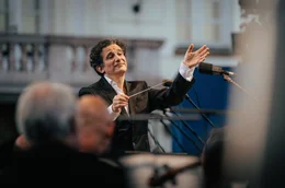 Unter der Leitung von Alain Altinoglu steht Musik im Mittelpunkt, die einen Bezug zum amerikanischen Kontinent hat. Bernstein und Dvor&aacute;k in Prag Konzert an der Prager Burg Unter der Leitung von Alain Altinoglu steht Musik im Mittelpunkt, die einen Bezug zum amerikanischen Kontinent hat. &copy; Petr Chodura/Cesk&aacute; filharmonie Foto: CT Honorarfreie Verwendung nur im Zusammenhang mit genannter Sendung und bei folgender Nennung "Bild: Sendeanstalt/Copyright". Andere Verwendungen nur nach vorheriger Absprache: ARTE-Bildredaktion, Silke W&ouml;lk Tel.: +33 3 90 14 22 25, E-Mail: bildredaktion@arte.tv