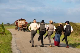 Arthur (Damien Bonnard), Albert (Sergi L&oacute;pez), Charles (Denis Podalyd&egrave;s), Za&iuml;ra (No&eacute;mie Lvovsky) und Gabriel (Fran&ccedil;ois Morel) tanzen Arm in Arm hinter dem Pferdewagen her.