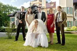 v.li.: Robert Heller (Thomas Sarbacher), Margret Heller (Nina Kronj&auml;ger), Laila Steimle (Sandra Schreiber), David Heller (Florian Bartholom&auml;i), Irene Steimle (Birge Schade), Lutz Steimle (Martin Brambach).