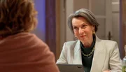 Nach Victorias (r. Caroline Schreiber) Zusammenbruch sucht Lou (l. Eva-Maria Grein von Friedl) das Gespräch mit ihrer Mutter. Die beiden nähern sich an. Nach Victorias (r. Caroline Schreiber) Zusammenbruch sucht Lou (l. Eva-Maria Grein von Friedl) das Gespräch mit ihrer Mutter. Die beiden nähern sich an.