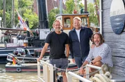 Die beliebte WDR-Reihe „Lecker an Bord“ geht in die zehnte Staffel. Diesmal reisen die Spitzenköche Björn Freitag (M.) und Frank Buchholz (l.) in die nordwestlichste Ecke Deutschlands. Am Steuer des Hausboots steht wieder Skipper Kai Linnenbrügger (r.). Die beliebte WDR-Reihe „Lecker an Bord“ geht in die zehnte Staffel. Diesmal reisen die Spitzenköche Björn Freitag (M.) und Frank Buchholz (l.) in die nordwestlichste Ecke Deutschlands. Am Steuer des Hausboots steht wieder Skipper Kai Linnenbrügger (r.).