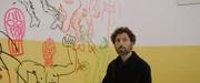José González vor einem Kunstwerk von Karol Radziszewski im Moderna Museet Stockholm José González vor einem Kunstwerk von Karol Radziszewski im Moderna Museet Stockholm