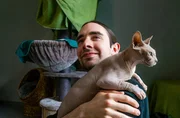 Gerade menschenbezogene Katzen haben es im Tierheim nicht leicht. Zu selten sind die Augenblicke, in denen sie menschliche Nähe genießen können. Gerade menschenbezogene Katzen haben es im Tierheim nicht leicht. Zu selten sind die Augenblicke, in denen sie menschliche Nähe genießen können.