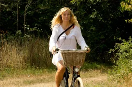 Katja (Nadja Uhl) f&auml;hrt zum See und entdeckt dort Daniel.