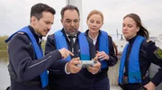 Maike (Carina Wiese, 2.v.r.), Jana (Barbara Prakopenka, r.) und Moritz (Ferdi &Ouml;zten, l..) verfolgen auf dem Monitor die Aufnahmen von Samis (Adnan Maral, l.) Drohne.