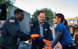 Sekunden entscheiden: Randy (Rainn Wilson, M.), Jessica (Aimee Carrero, r.) und Mike (Lil Rel Howery, l.) versuchen, einen Patienten zu reanimieren.