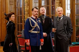 Baltazzi (Julia Stemberger) und Kageneck (Andr&eacute; R&ouml;hner, 2. von links) mit de Bunsen (Ian Dickinson) und Avarna (Michael Gampe, 2. von rechts). Man feiert die &Uuml;bergabe der Note an Serbien.