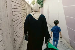 Um Yousef ist eine alleinerziehende Mutter in Bagdad. Vor zwei Jahren verkaufte sie ihre Niere auf dem Schwarzmarkt. Inzwischen ist ihr das Geld ausgegangen, und sie ist selbst erkrankt.