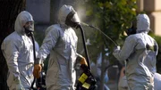 Ein Gefahrgutbeauftragter besprüht am 23. Oktober 2001 seine Kollegen, nachdem er von einer Anthrax-Suche auf dem Capitol Hill zurückgekehrt ist. Ein Gefahrgutbeauftragter besprüht am 23. Oktober 2001 seine Kollegen, nachdem er von einer Anthrax-Suche auf dem Capitol Hill zurückgekehrt ist.