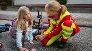 Nora (Tanja Wedhorn, re.) erkennt bei Lea (Moritz Brandt, li.) mehr als nur äußerliche Schürfwunden. Nora (Tanja Wedhorn, re.) erkennt bei Lea (Moritz Brandt, li.) mehr als nur äußerliche Schürfwunden.