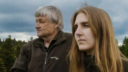 F&ouml;rster Vajnar mit Nachfolgerin Veronika auf dem Kammplateau.