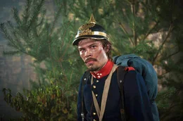 Der Kriegsfreiwillige Heinrich von Gablenz (Simon Schofeld) k&auml;mpft f&uuml;r Preu&szlig;en im Swiepwald. (Spielszene)