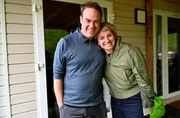 Moderatorin Sabine Heinrich mit ihrem WDR2-Kollegen Fabian Raphael (l), der sie während der vier Folgen auch digital mit Reisehinweisen und Ausflugstipps versorgen wird. Moderatorin Sabine Heinrich mit ihrem WDR2-Kollegen Fabian Raphael (l), der sie während der vier Folgen auch digital mit Reisehinweisen und Ausflugstipps versorgen wird.