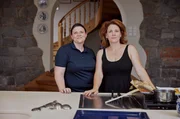 Judith Wohlfarth (re.) und ihre Küchenfee Larissa Schmidt. Judith Wohlfarth (re.) und ihre Küchenfee Larissa Schmidt.