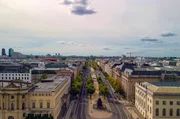 Der Boulevard Unter den Linden war einst der kurf&uuml;rstliche Reitweg einer Residenzstadt und ist heute nach Kriegszerst&ouml;rung, DDR-Zeit und Wiederaufbau die Prachtstra&szlig;e eines vereinten Berlins.