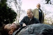 Mord im Stadtpark. Die Kommissare Max Ballauf (Klaus J. Behrendt, Mi.) und Freddy Schenk (Dietmar B&auml;r, r.) &uuml;bernehmen die Ermittlungen. Das Opfer ist Linus Makris (Bastian von B&ouml;mches).