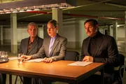 Ausbildungsleiterin Haberland (Sophie von Kessel, M.) findet die Anwärter von Ausbilder Voss (Götz Otto, l.), eine Schande für den Geheimdienst. Dem kann sich Ausbilder Kocabay (Alexander Beyer, r.) nur anschließen. Ausbildungsleiterin Haberland (Sophie von Kessel, M.) findet die Anwärter von Ausbilder Voss (Götz Otto, l.), eine Schande für den Geheimdienst. Dem kann sich Ausbilder Kocabay (Alexander Beyer, r.) nur anschließen.