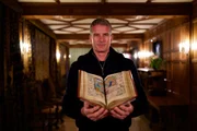 Dan Snow im Hever Castle mit dem Stundenbuch in der Hand. (Hit Networks Limited und Little Dot Studios) Dan Snow im Hever Castle mit dem Stundenbuch in der Hand. (Hit Networks Limited und Little Dot Studios)
