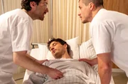 Massimo (Jaime Ferkic m.) erinnert sich an seine Zeit im Krankenhaus. (Komparsen)