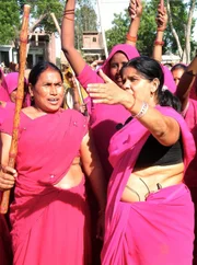 Die B&uuml;rgerwehr in Pink &ndash; Indiens Frauen k&auml;mpfen f&uuml;r Gerechtigkeit.