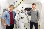 Checker Tobi (li.) am Deutschen Forschungszentrum für künstliche Intelligenz (DFKI) in Bremen mit Roboterforscher Dennis Mronga und Roboterfrau Aila Checker Tobi (li.) am Deutschen Forschungszentrum für künstliche Intelligenz (DFKI) in Bremen mit Roboterforscher Dennis Mronga und Roboterfrau Aila