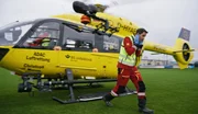 Ankunft am Einsatzort: Ein Notarzt läuft vom gelandeten Rettungshubschrauber los. Ankunft am Einsatzort: Ein Notarzt läuft vom gelandeten Rettungshubschrauber los.
