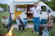 Beim Scharadespielen müssen Bettina Tietjen, Evelyn Weigert und Sven Martinek erraten, welchen Begriff Jochen Schropp ihnen vormacht. Beim Scharadespielen müssen Bettina Tietjen, Evelyn Weigert und Sven Martinek erraten, welchen Begriff Jochen Schropp ihnen vormacht.