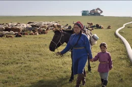 Zaya (Enerel Tumen) und ihre Tochter Altaa (Algirchamin Baatarsuren) h&uuml;ten in der mongolischen Steppe die Ziegen, w&auml;hrend die Bagger der Bergbauunternehmen immer n&auml;her r&uuml;cken.