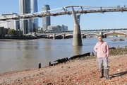 Leon Windscheid auf der Suche nach historischen Schätzen aus der Themse. Der Boden der Themse ist eine der größten archäologischen Fundstätten Londons. Leon Windscheid auf der Suche nach historischen Schätzen aus der Themse. Der Boden der Themse ist eine der größten archäologischen Fundstätten Londons.