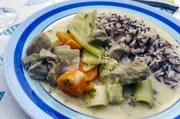 F&uuml;r ein Kalbsfrikassee werden zun&auml;chst Fleischw&uuml;rfel in Wein mit Gem&uuml;se und einer mit Nelken gespickten Zwiebel geschmort.