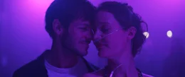 Mathieu (Gaspard Ulliel) und H&eacute;l&egrave;ne (Vicky Krieps) umarmen sich auf dem Konzert.