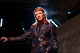 Star-Pianistin Anya Urbanski (Sarah Bauerett) f&uuml;llt spielend die internationalen Konzerts&auml;le.