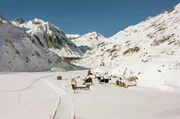 Panoramablick auf Riale im äußersten Norden des Ossolatals: Im Hintergrund ist der Morasco-Staudamm zu sehen. Panoramablick auf Riale im äußersten Norden des Ossolatals: Im Hintergrund ist der Morasco-Staudamm zu sehen.