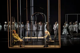 In "Iphigenie auf Tauris" wird das einstige Opfer (Corinne Winters, vorne re.) selbst zur Vollstreckerin &ndash; Komponist Christoph Willibald Glucks Oper thematisiert den &uuml;beraus aktuellen Kreislauf von Tod und Gewalt.