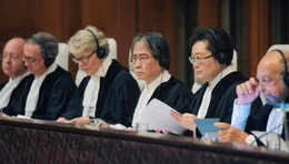 Der Pr&auml;sident des Internationalen Gerichtshofs Yuji Iwasawa (4.v.l.) und weitere Richterinnen und Richter w&auml;hrend einer Anh&ouml;rung: &Uuml;ber hundert Staaten und Organisationen traten vor das Weltgericht.
