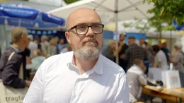 Hans Thomas Tillschneider (AfD) sieht in dem kulturpolitischen Programm der AfD keinen Angriff auf die Kulturinstitutionen, sondern eine Befreiung. Das kommt bei den Betroffenen jedoch nicht so an. 67 Kultureinrichtungen haben sich in einem offenen Brief gegen die AfD in Sachsen-Anhalt gestellt.