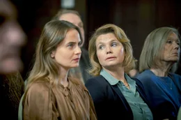 Elkes (Olga von Luckwald, li.) Patentante Janne Manners (Annette Frier, Mi.) unterst&uuml;tzt als Landr&auml;tin Haukes Zukunftsvision vom K&uuml;stenschutz.